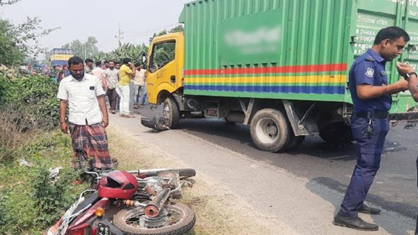 টাঙ্গাইলে কাভার্ডভ্যান-মোটরসাইকে‌লের মু‌খোমু‌খি সংঘ‌র্ষে নিহত ২