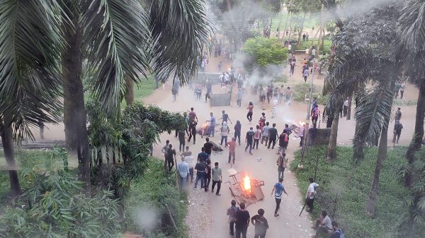 জাবিতে পুলিশের সঙ্গে শিক্ষার্থীদের সংঘর্ষ