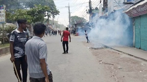 গাইবান্ধায় কোটা বিরোধী আন্দোলন : পুলিশের টিয়ারসেল নিক্ষেপ