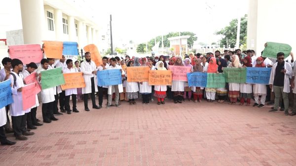 কুষ্টিয়ায় মেডিকেল কলেজ ও হাসপাতাল পূর্ণাঙ্গ চালুর দাবিতে শিক্ষার্থীদের মানববন্ধন