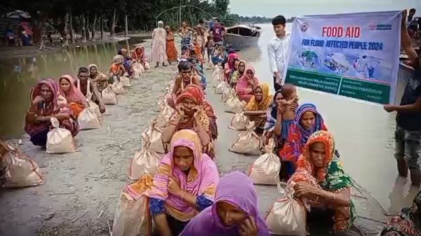 গাইবান্ধায় বন্যার্তদের মাঝে ত্রাণ সহায়তা প্রদান