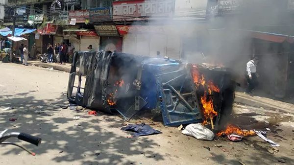 সিএমএম আদালতের সামনে পুলিশের গাড়িতে আগুন