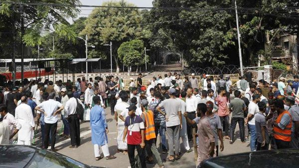 ছাত্র-জনতার দখলে ধানমন্ডি ৩২ নম্বর