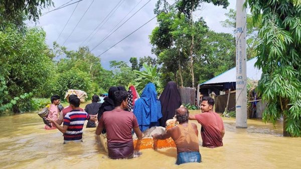 বন্যায় মৃত্যু ১৫, বিপর্যস্ত জনপদ বিপন্ন মানুষ বাঁচার আকুতি