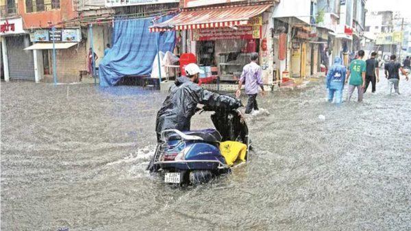 ভারতের গুজরাটে ভারি বৃষ্টিতে বন্যা, মৃত ২৯