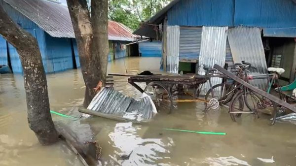 দেশে বন্যায় মৃতের সংখ্যা বেড়ে ৫৪