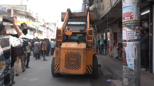 কুষ্টিয়ায় ফুটপাত দখলমুক্ত করতে অভিযান