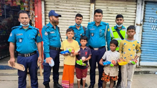 ওসির কথায় উজ্জীবিত হয়ে চার শিশু থানায় নিয়ে এলো পিস্তল