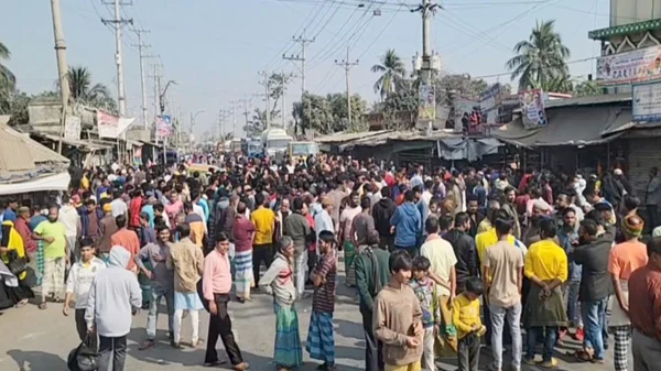 নারায়ণগঞ্জের ট্রাকচাপায় অটোরিকশাচালক নিহত, সড়ক অবরোধ