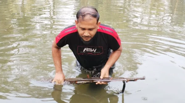 মাছ ধরতে গিয়ে পাওয়া গেল চায়না রাইফেল